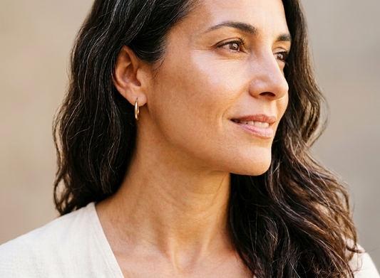 Por qué tu piel pierde firmeza y cómo recuperarla de forma natural